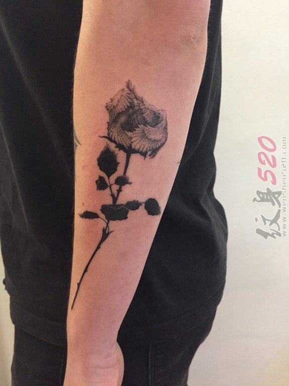 男生手臂上黑色点刺技巧植物素材花朵纹身图片