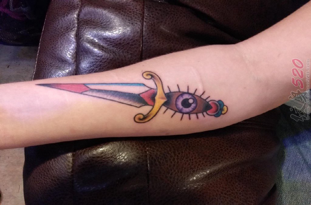 女生手臂上彩绘几何元素抽象线条眼睛和匕首纹身图片