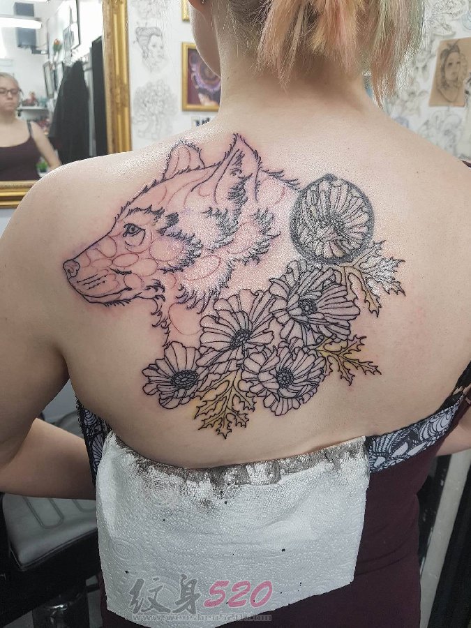 女生背部黑色线条几何元素狼头和花朵纹身图片