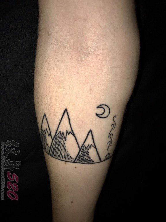 女生手臂上黑色线条简约月亮下的山丘纹身图片