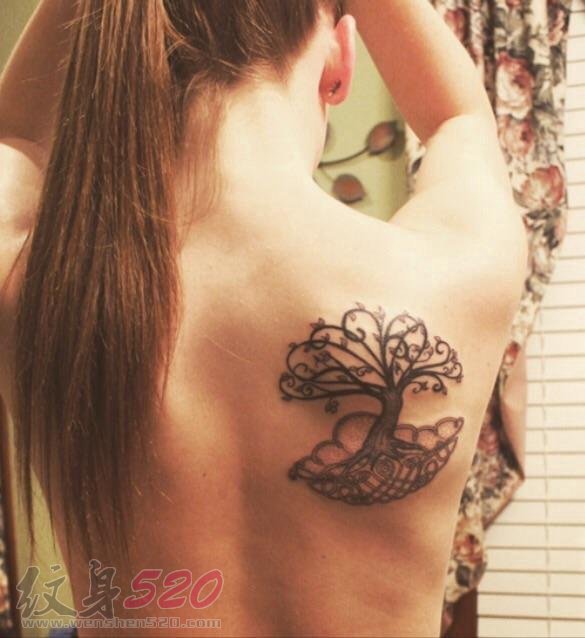 女生背部黑色素描生命树纹身图片