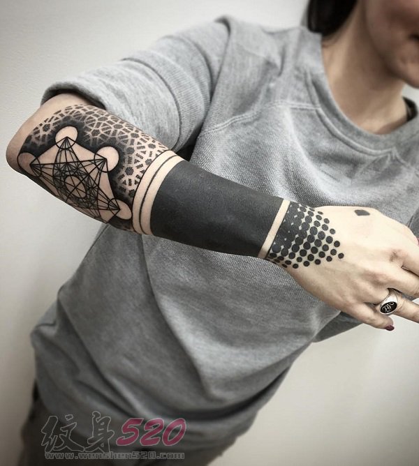 一组女生手臂上黑色素描花朵纹身图案