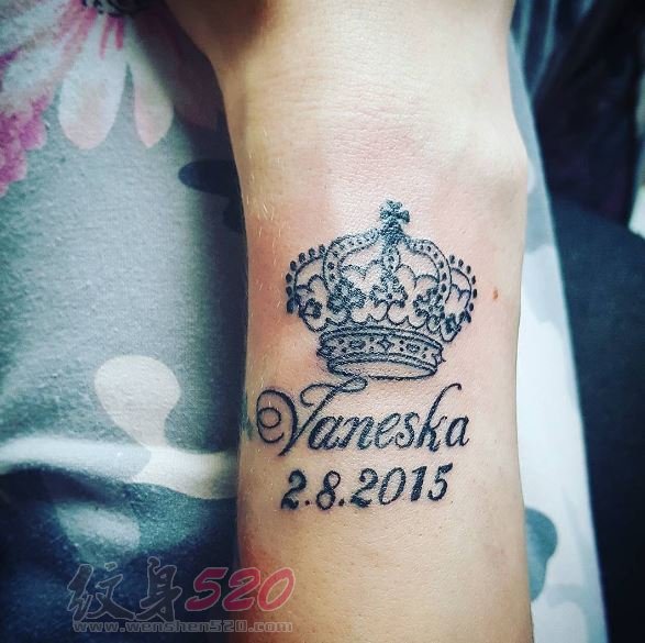 一组关于皇冠的黑色线条简约皇冠纹身图案