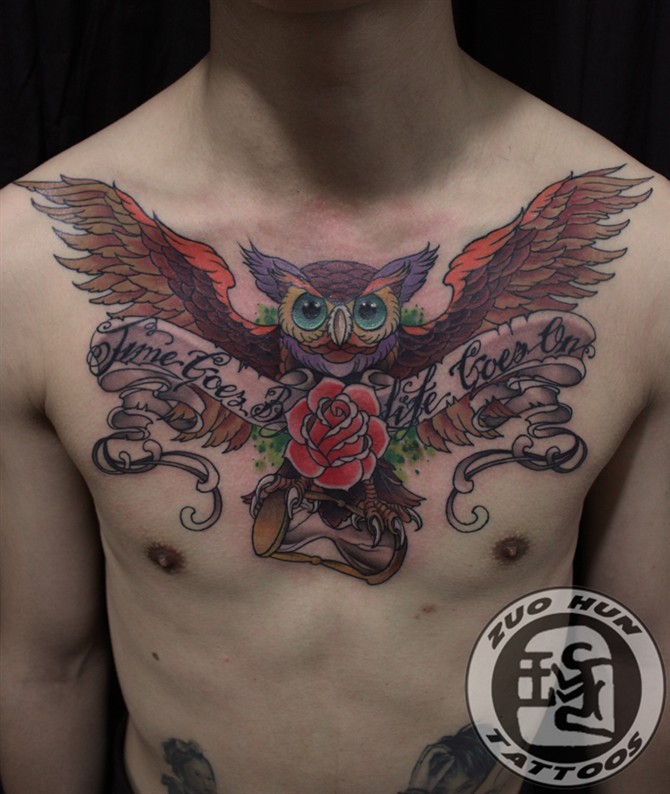 男士胸部一只飞翔的猫头鹰纹身图案