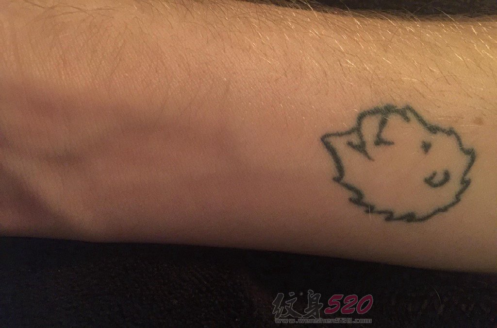 男生手臂上黑色简单线条简笔狮子纹身图片