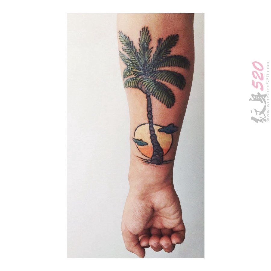 男生手臂上彩绘夕阳下的椰子树纹身图片