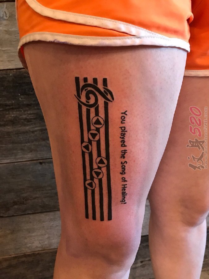 女生大腿上黑色线条五线谱音符纹身图片