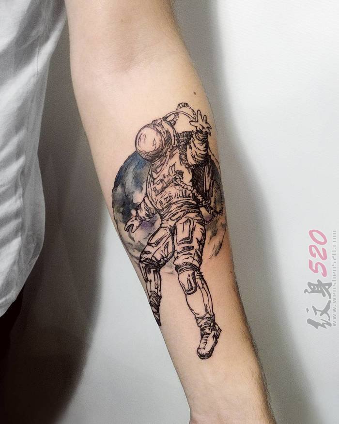 一组关于宇航员的黑色素描点刺技巧纹身图案