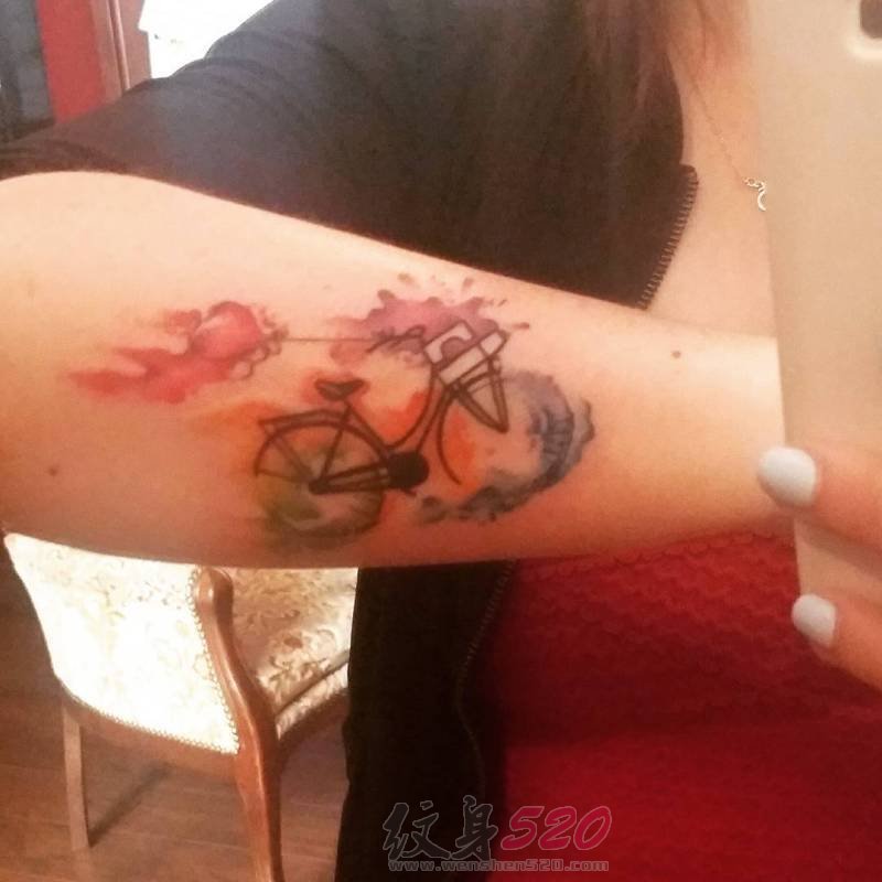 一组关于自行车黑色线条简约纹身图案