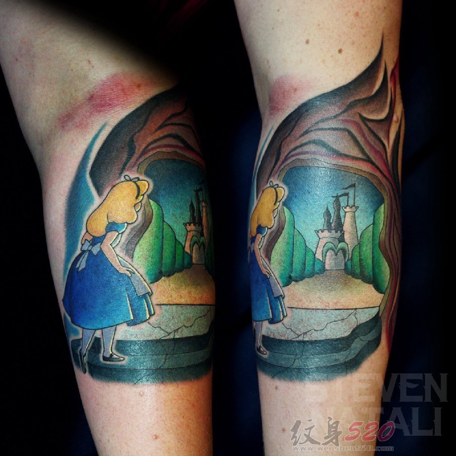 女生小腿上彩绘人物肖像爱丽丝梦游仙境纹身图片，