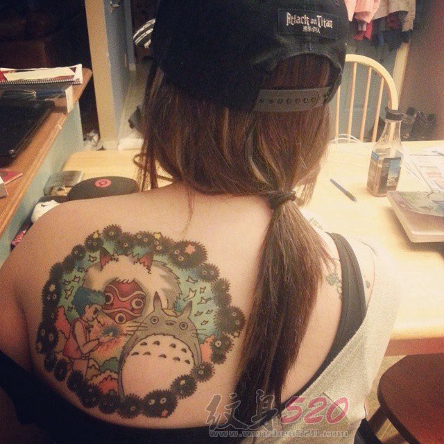 女生肩部彩绘技巧抽象线条龙猫动漫人物纹身图片