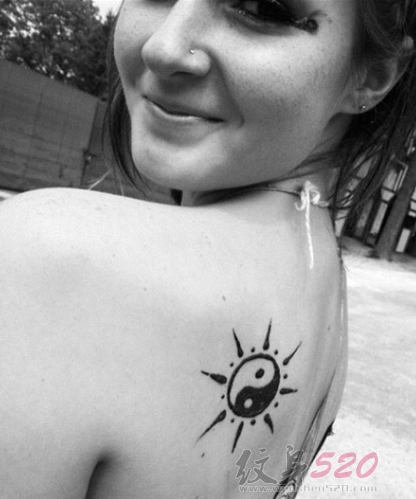 一组关于阴阳八卦阵的黑灰创意个性纹身图案
