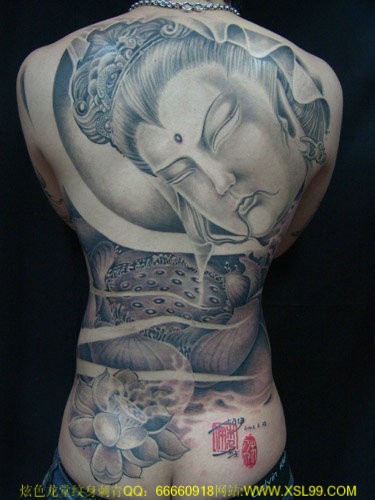 男性背部一款睡着的大佛纹身图案