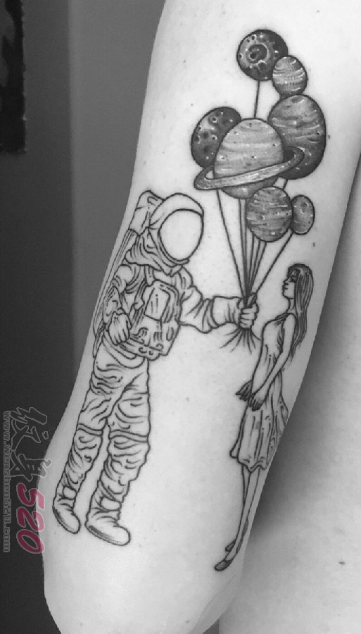 男生手臂上黑灰线条创意宇航员和女孩纹身图片