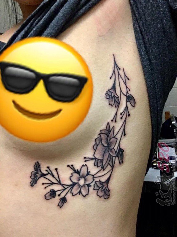 女生胸侧上黑色植物简单线条花朵纹身图片