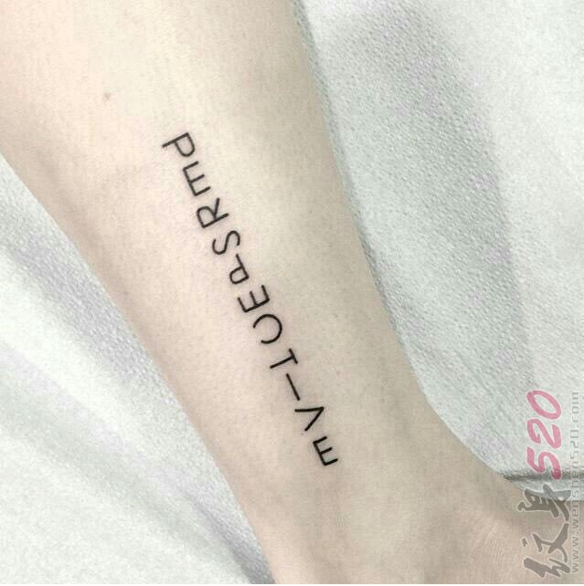 女生手臂上黑色线条简约字母纹身图片