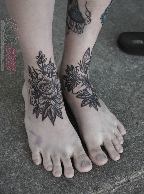 女生脚上黑色线条素描创意小清新纹身图案