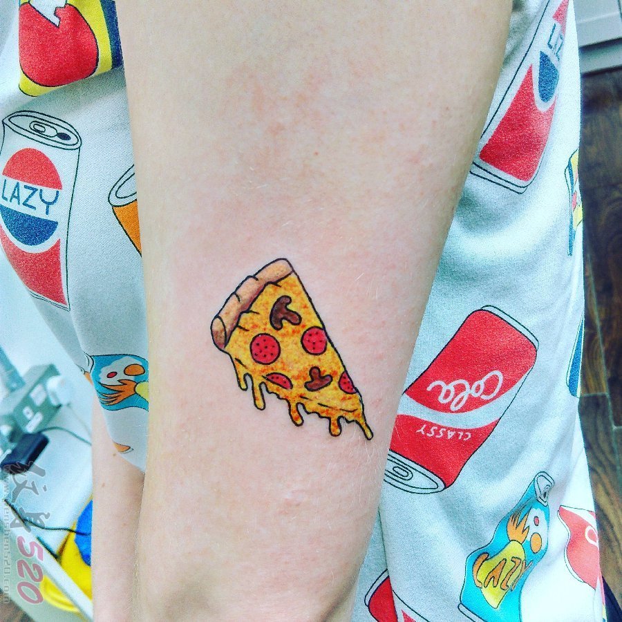 女生手臂上彩绘水彩超可爱披萨纹身图片