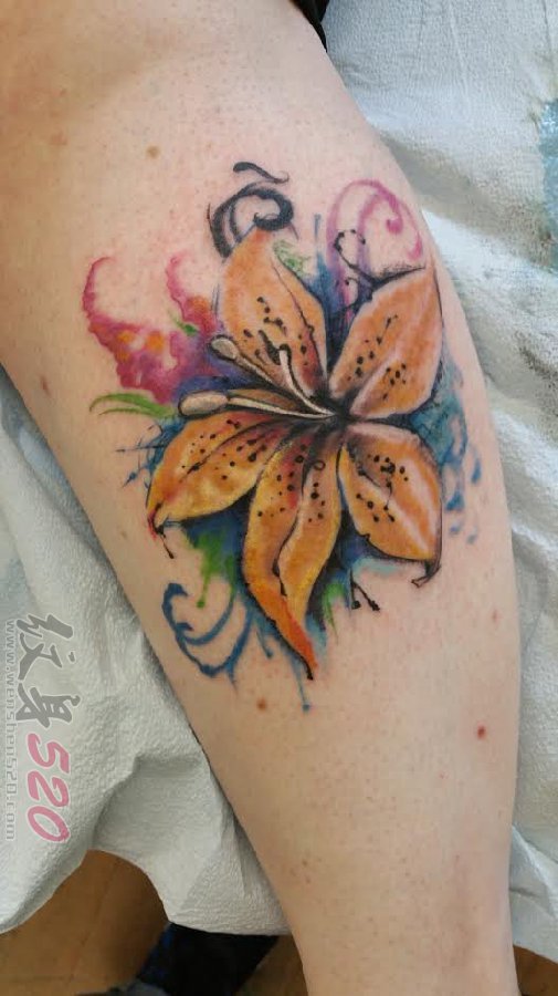 女生手臂上彩绘水彩创意花朵纹身图案