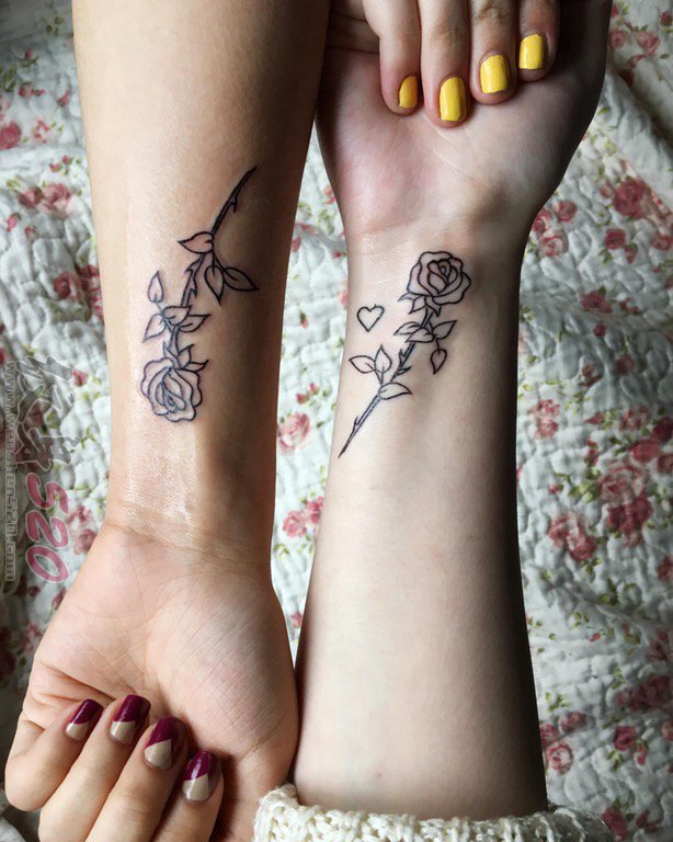 闺蜜手臂上黑色素描创意玫瑰花纹身图片