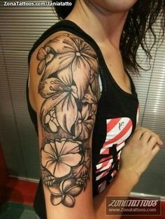 女生手臂上黑色素描创意花朵花臂纹身图片