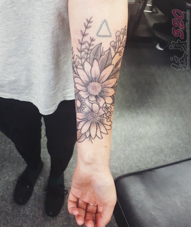 女生手臂上黑色点刺技巧植物素材花朵纹身图片