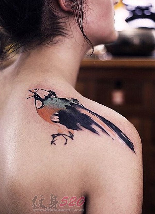 女生背部彩绘水墨创意小鸟纹身图片