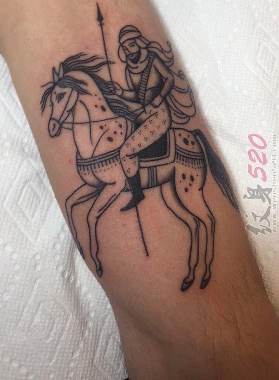男生手臂上黑色抽象线条马和人物肖像纹身图片