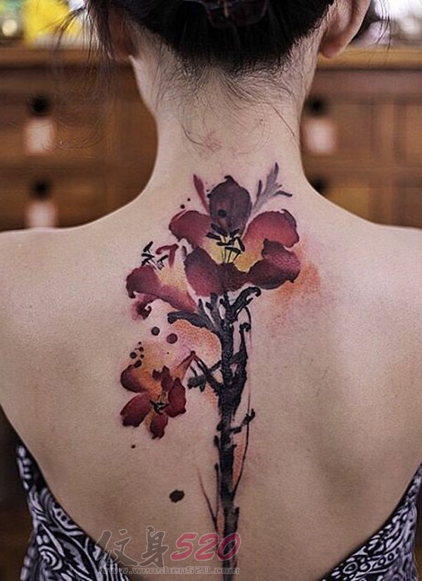 优雅绽放在女生后背的创意花卉纹身图案