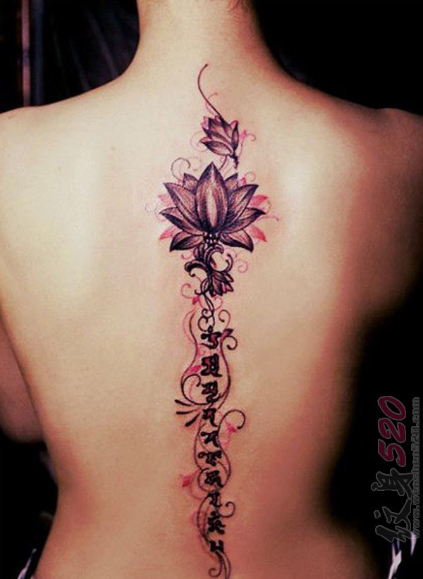 优雅绽放在女生后背的创意花卉纹身图案