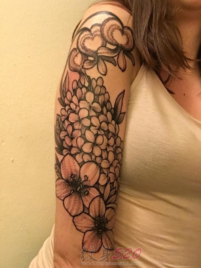 女生手臂上黑色素描创意花朵花纹爱心纹身图片