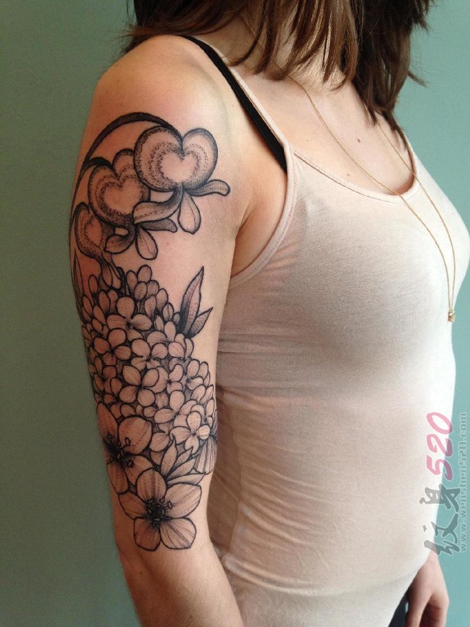 女生手臂上黑白色绣球花与桃花纹身图片