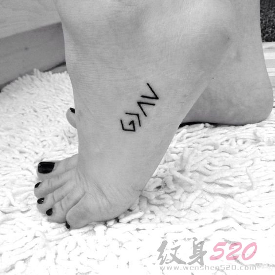 女生脚背上性感的简约线条个性纹身图案