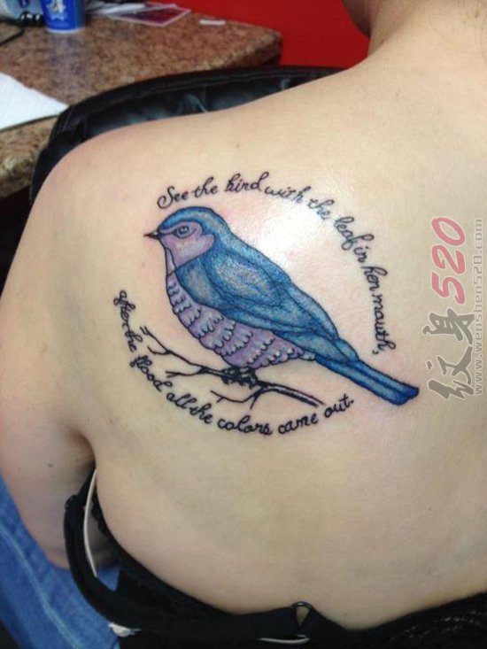 女生背部彩绘创意小鸟纹身图片