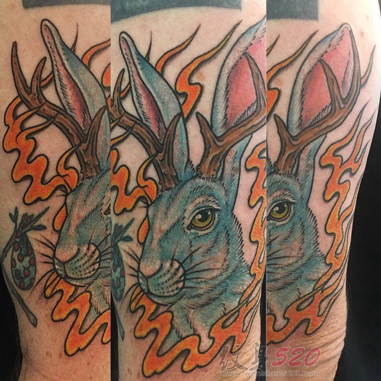 女生腿上彩绘兔子纹身图片