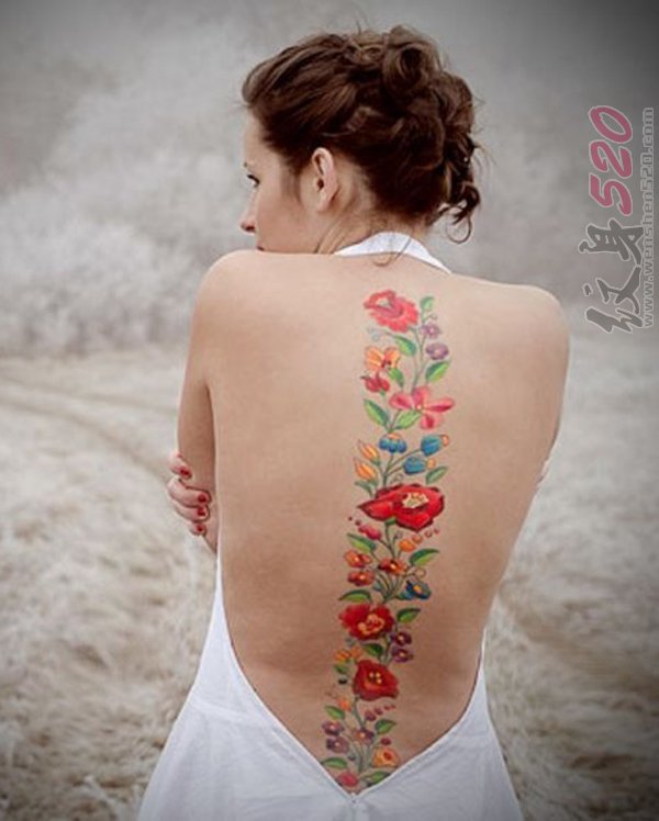 女生脊柱上中国风简单线条性感纹身图案