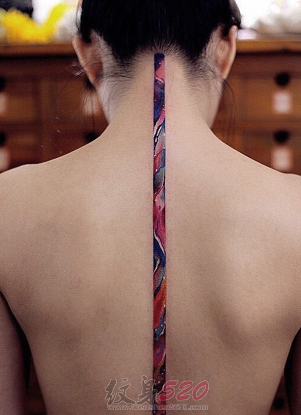 女生脊柱上中国风简单线条性感纹身图案