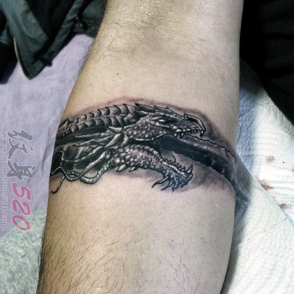 男生喜欢的黑色个性线条创意蛇纹身图案