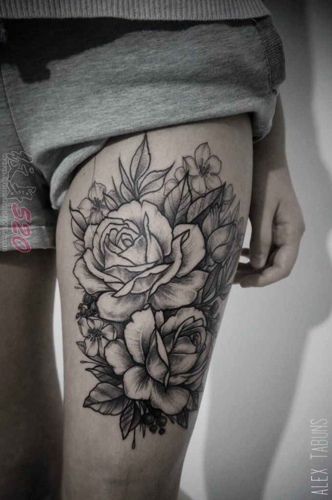 女生大腿上黑色素描创意花朵纹身图片