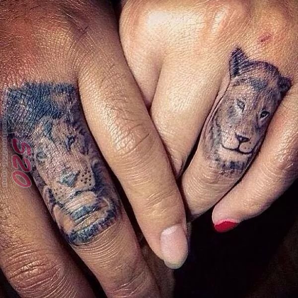 情侣手指上黑色素描动物狮子头纹身图片