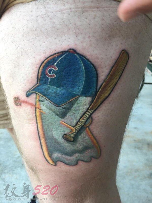男生大腿上彩绘抽象线条与棒球帽棒球棒纹身图片