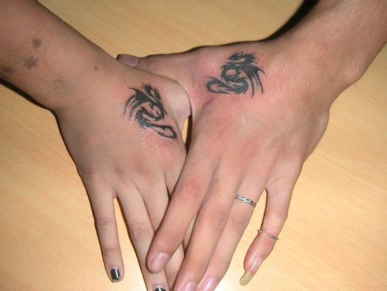 男女情侣手部黑白凤凰与龙纹身图案
