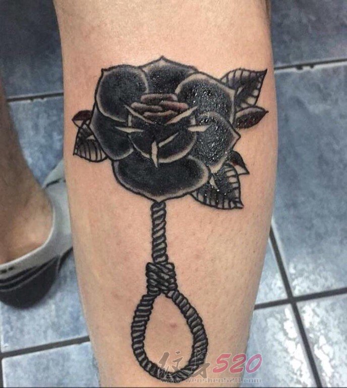 女生小腿上黑色创意花朵与绳索纹身图片