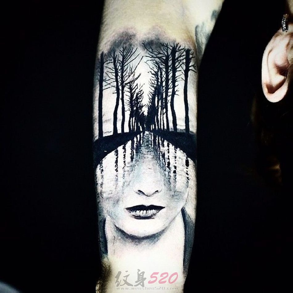 女生手臂上黑色素描创意画中画森林纹身图案
