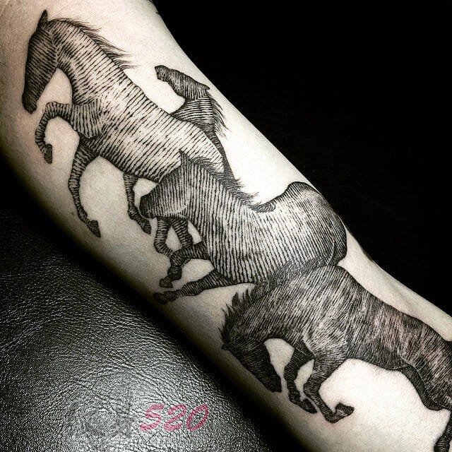 男生手臂上黑色线条素描创意个性马纹身图片