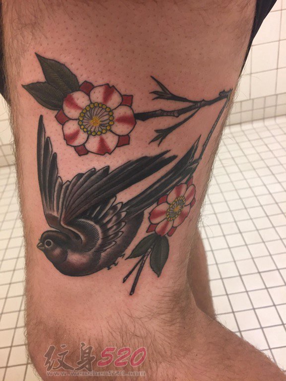 男生腿上彩绘花朵与黑灰色鸟儿纹身图片