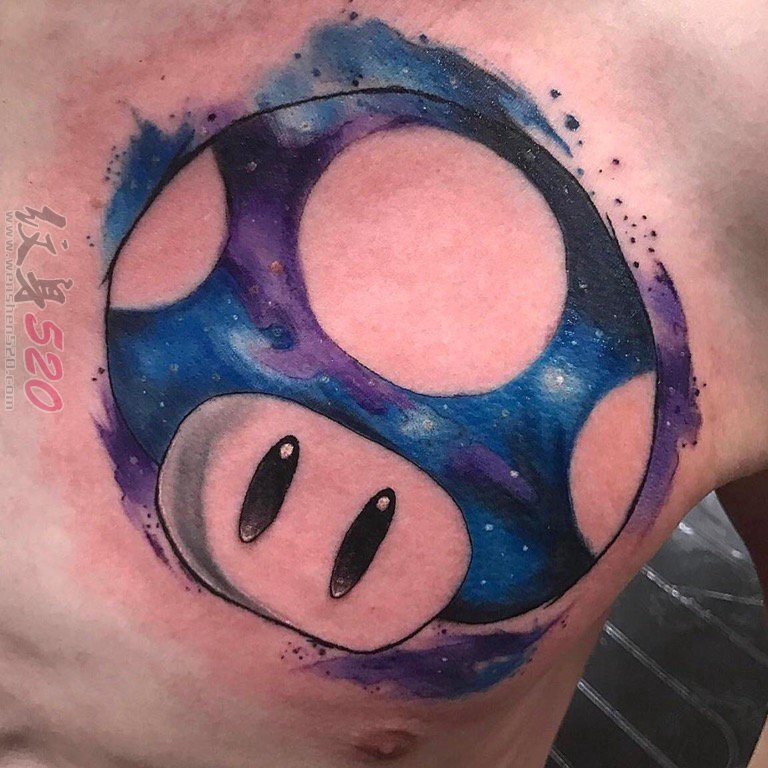 男生胸上彩绘唯美星空与可爱蘑菇纹身图片