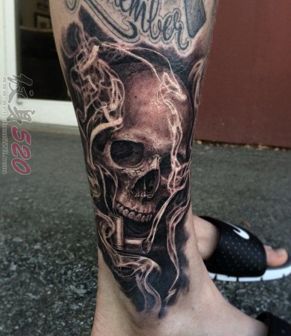 男生手臂上黑色素描点刺技巧创意个性骷髅头纹身图案