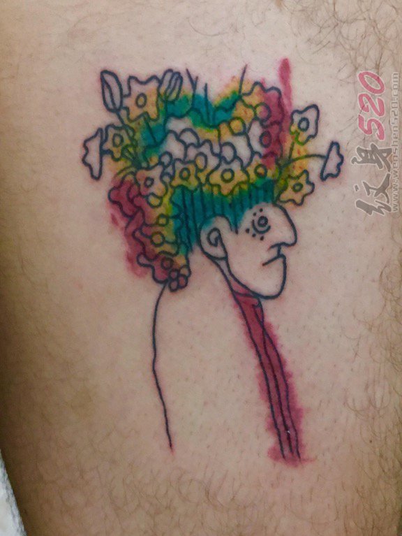 男生腿上彩绘线条人物与创意花朵头饰纹身图片