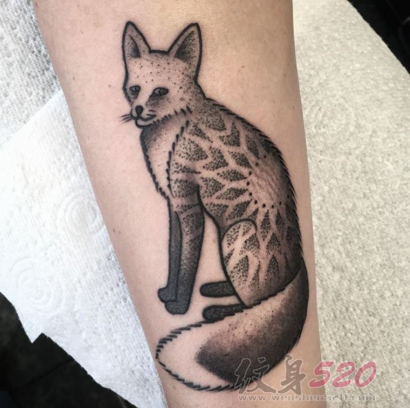 活泼可爱的黑色素描风格小动物狐狸纹身图案